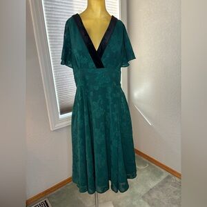 Timeless green and black velvet holiday dress Unique Vintage size 10/12.